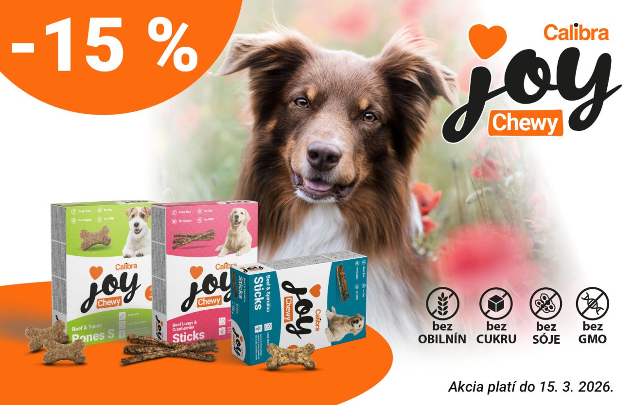 Fotografia psa, v pozadí tulipány a v popredí 3 balenia maškŕt Calibra Joy Chewy + text: -15%, akcia platí do 15.3.2026
