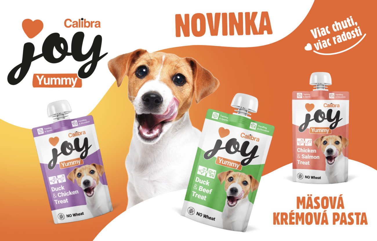 Pes s vyplazeným jazykom a niekoľko balení nových maškŕt Calibra JOY s textom: Novinka, mäsové maškrty pre vášho psa.